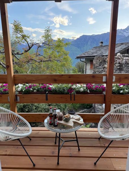 Baita Croz balcone con sedie e tavolino